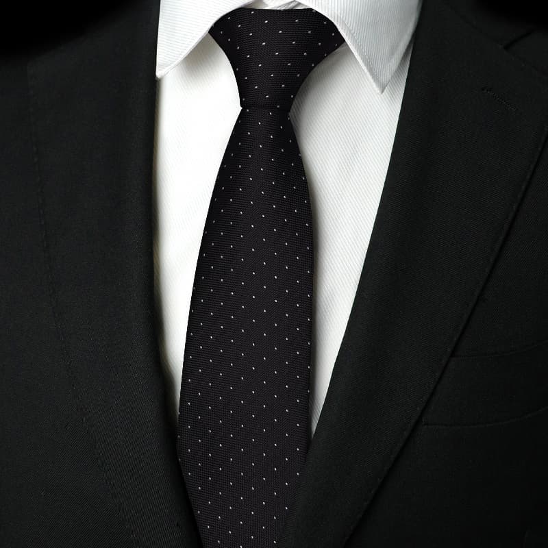 ネクタイ 紳士の風格 洗練シルエット