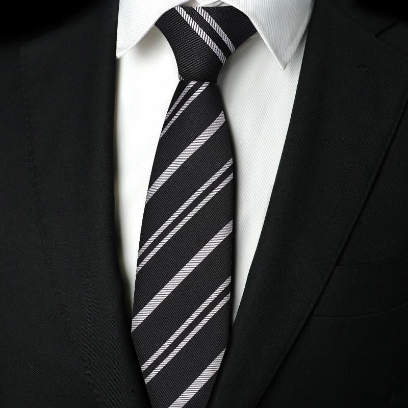 ネクタイ 紳士の風格 洗練シルエット