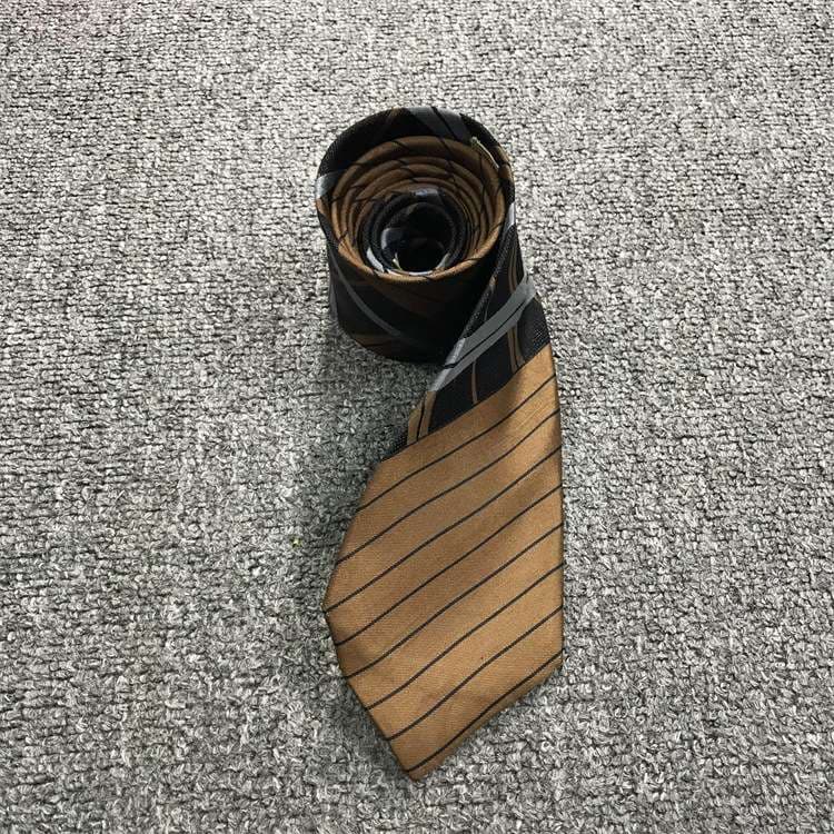  粋な幾何学柄シルクネクタイ