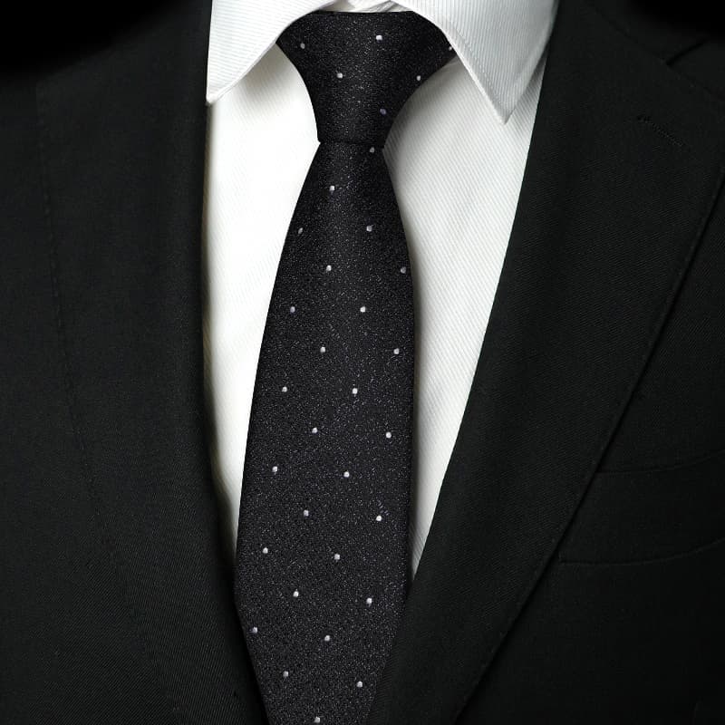 ネクタイ 紳士の風格 洗練シルエット