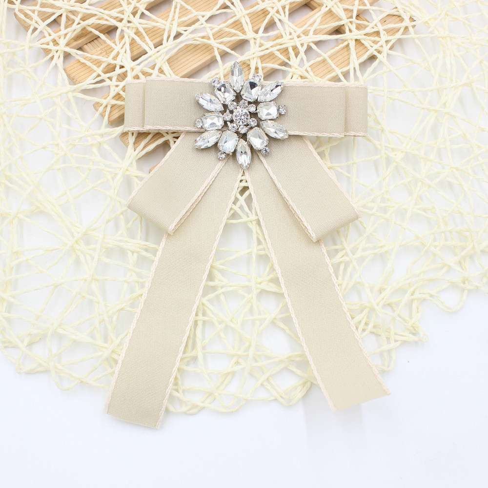 ネクタイ  豪華クリスタル飾りリボンブローチ