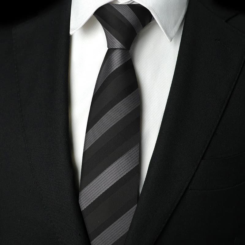 ネクタイ 紳士の風格 洗練シルエット