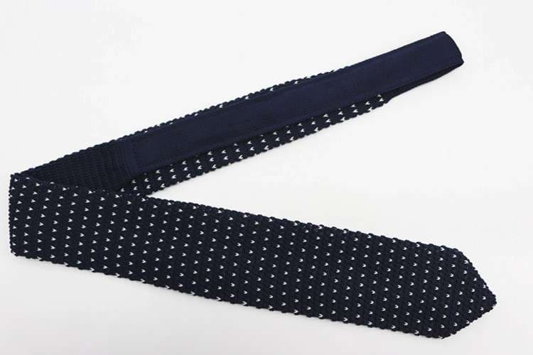  粋な大人のニットネクタイ