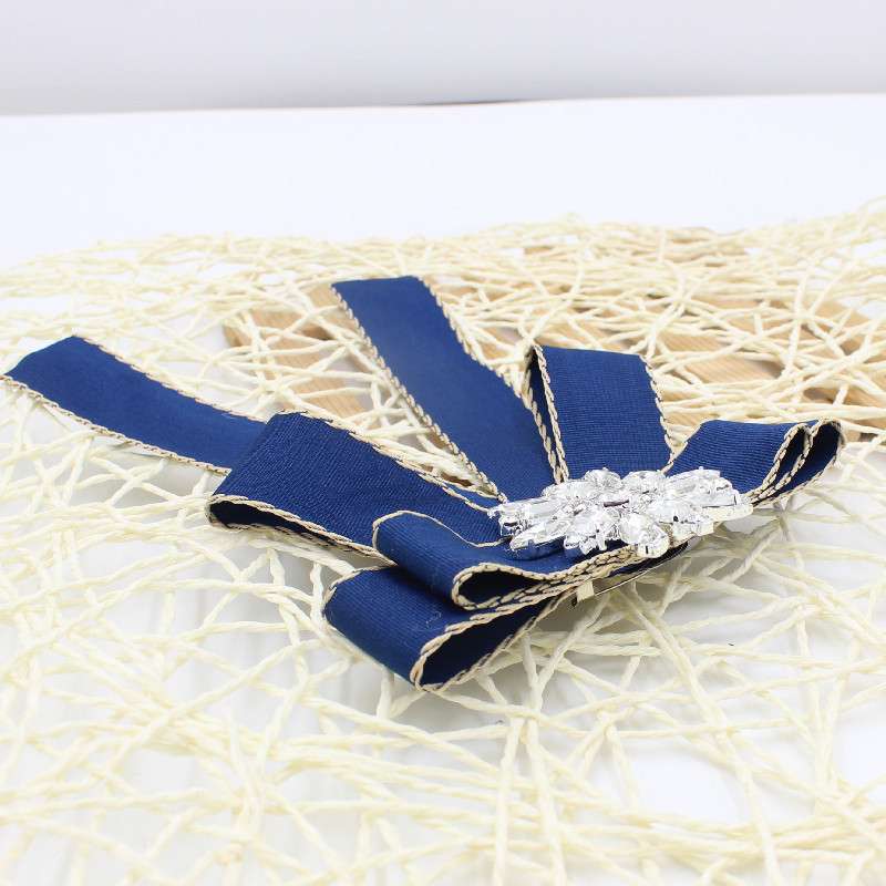 ネクタイ  豪華クリスタル飾りリボンブローチ