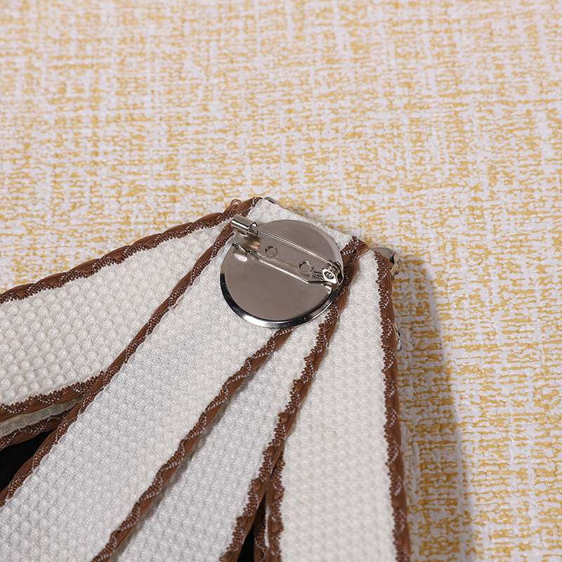 ネクタイ  煌めき宝石リボンブローチ