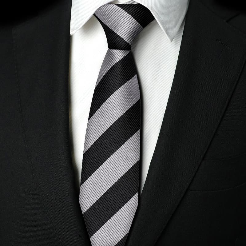 ネクタイ 紳士の風格 洗練シルエット