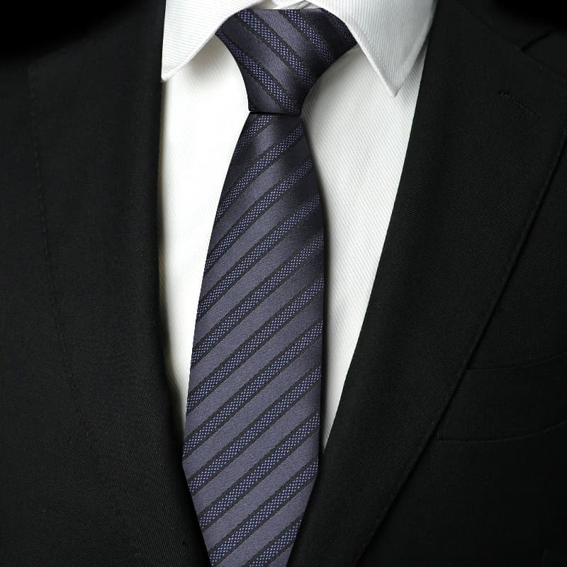 ネクタイ 紳士の風格 洗練シルエット