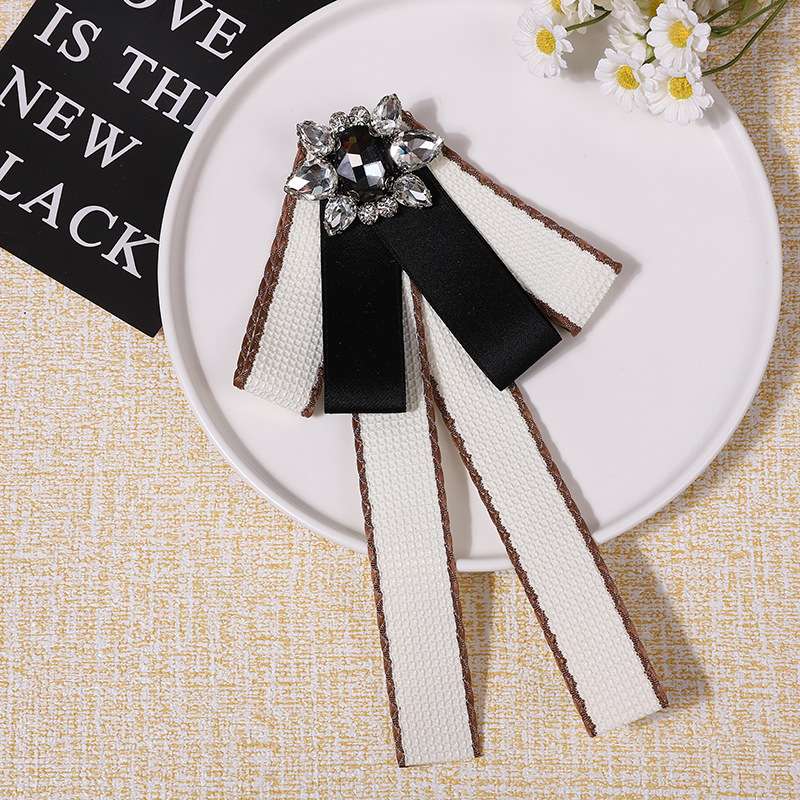 ネクタイ  煌めき宝石リボンブローチ