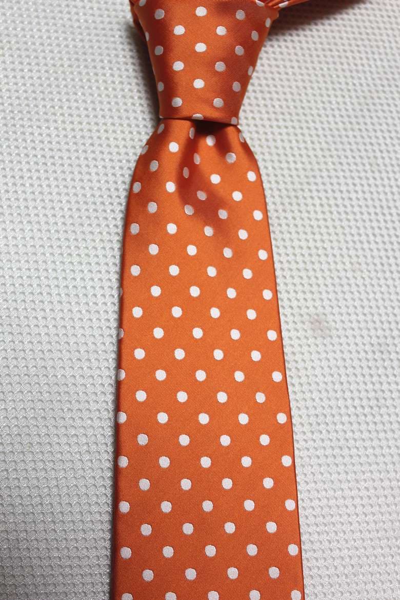  粋な水玉柄シルク製ネクタイ