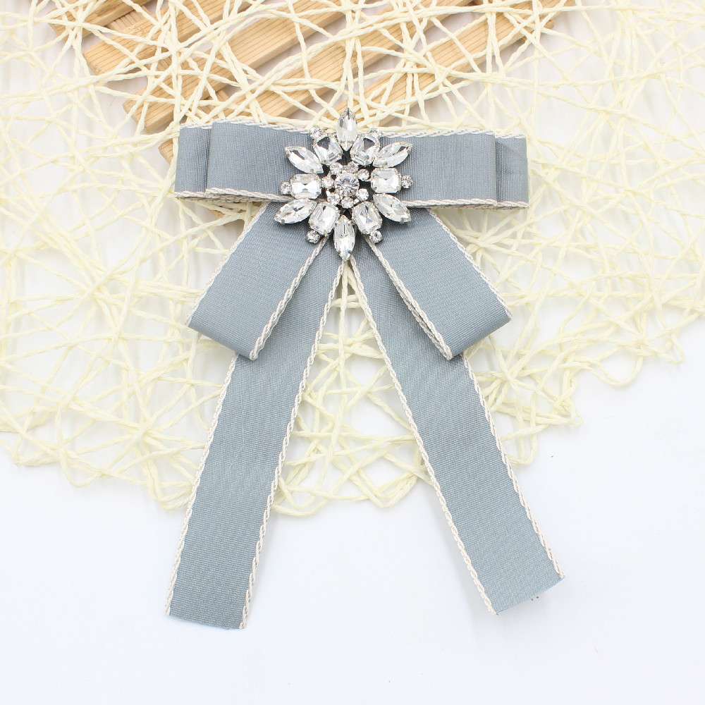 ネクタイ  豪華クリスタル飾りリボンブローチ