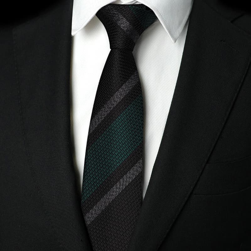 ネクタイ 紳士の風格 洗練シルエット