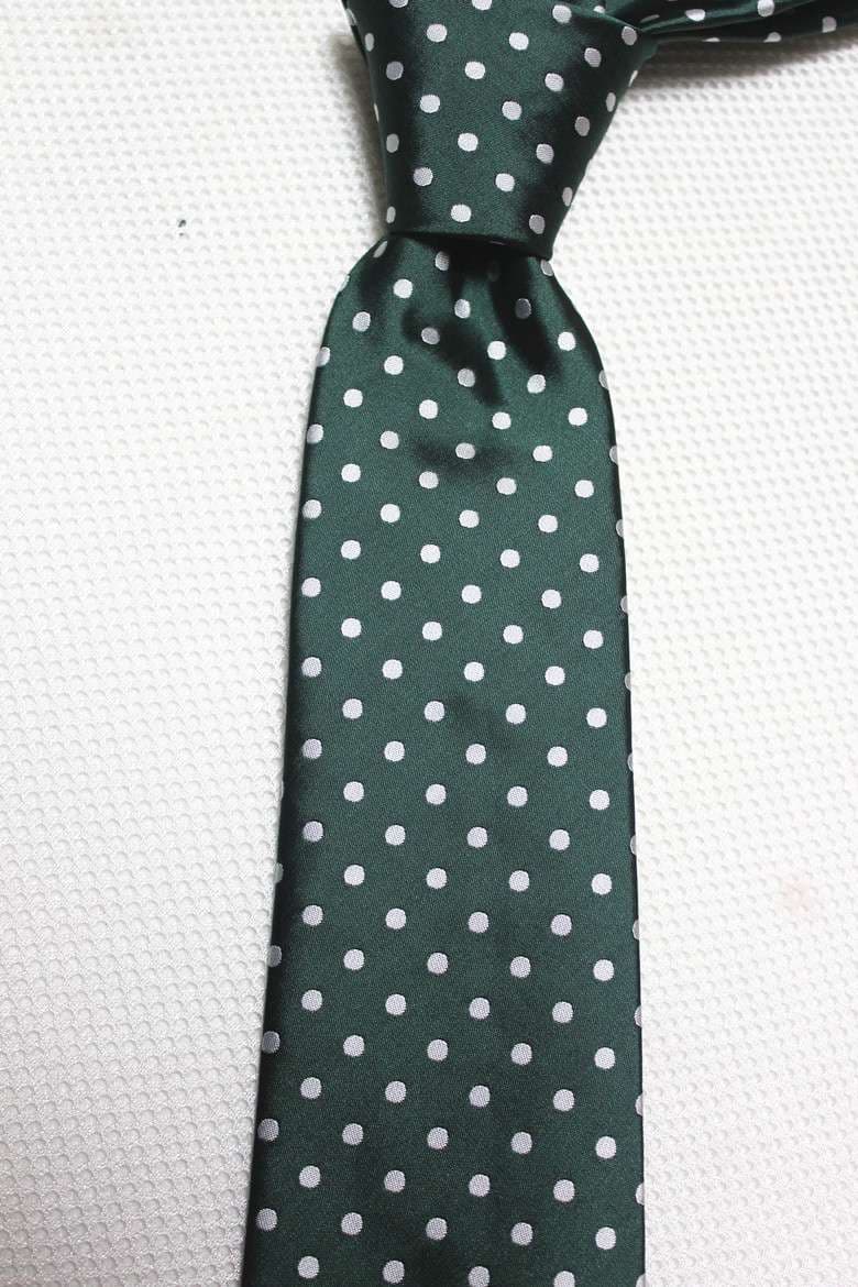  粋な水玉柄シルク製ネクタイ