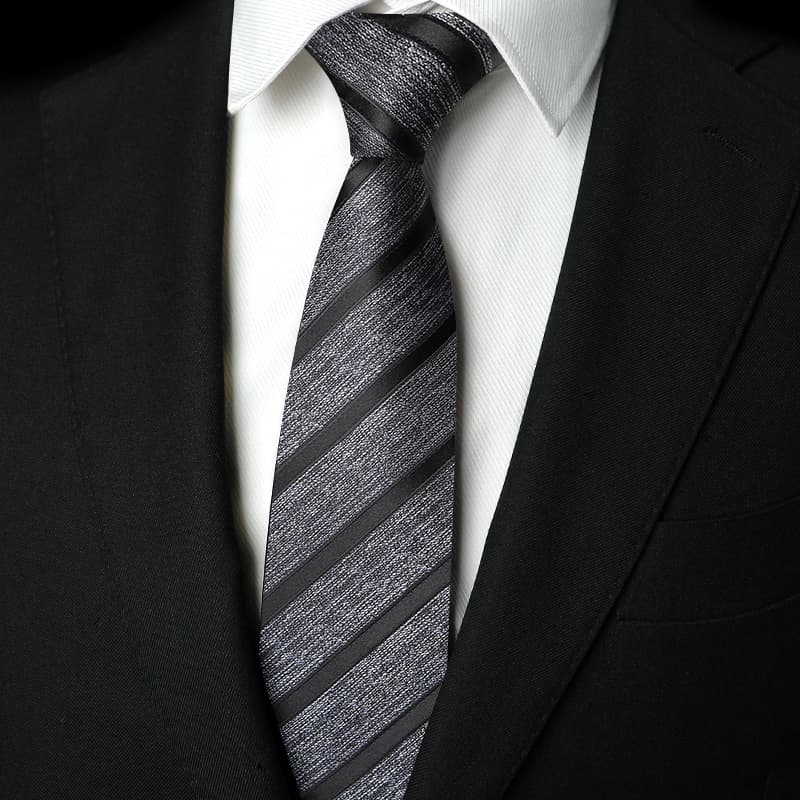 ネクタイ 紳士の風格 洗練シルエット