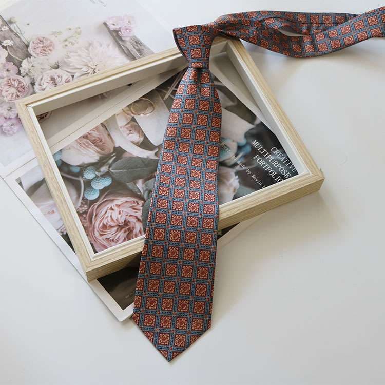  思い出を彩る上品な柄ネクタイ