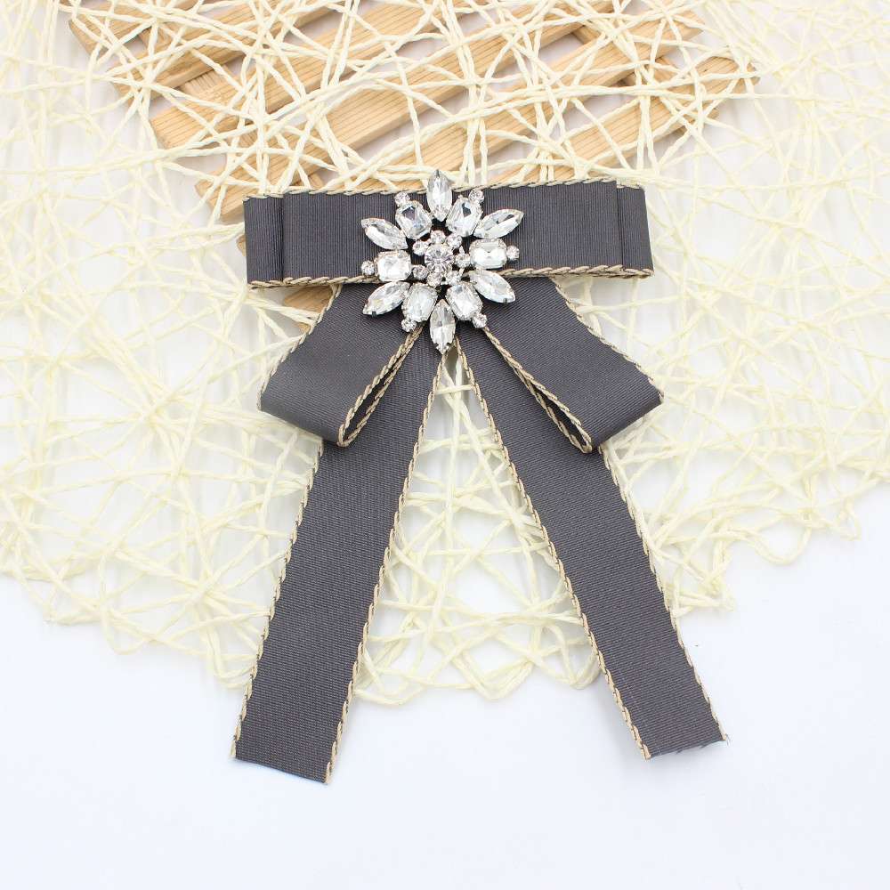 ネクタイ  豪華クリスタル飾りリボンブローチ