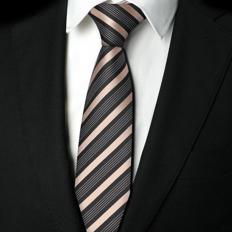 ネクタイ 紳士の風格 洗練シルエット