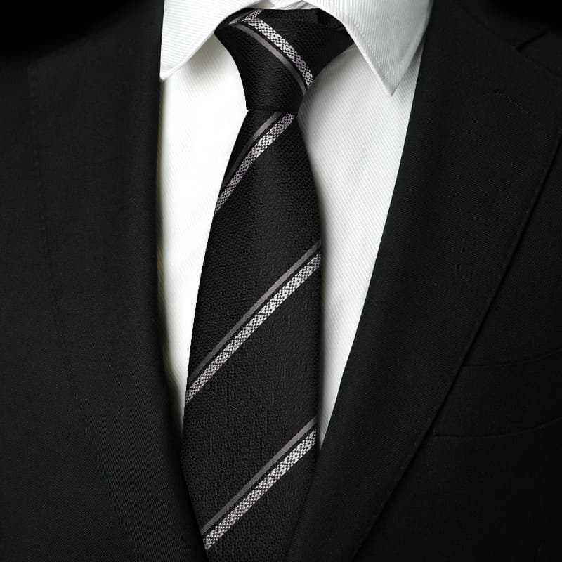 ネクタイ 紳士の風格 洗練シルエット