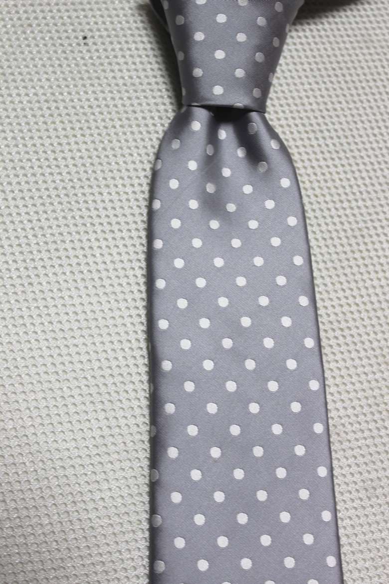  粋な水玉柄シルク製ネクタイ