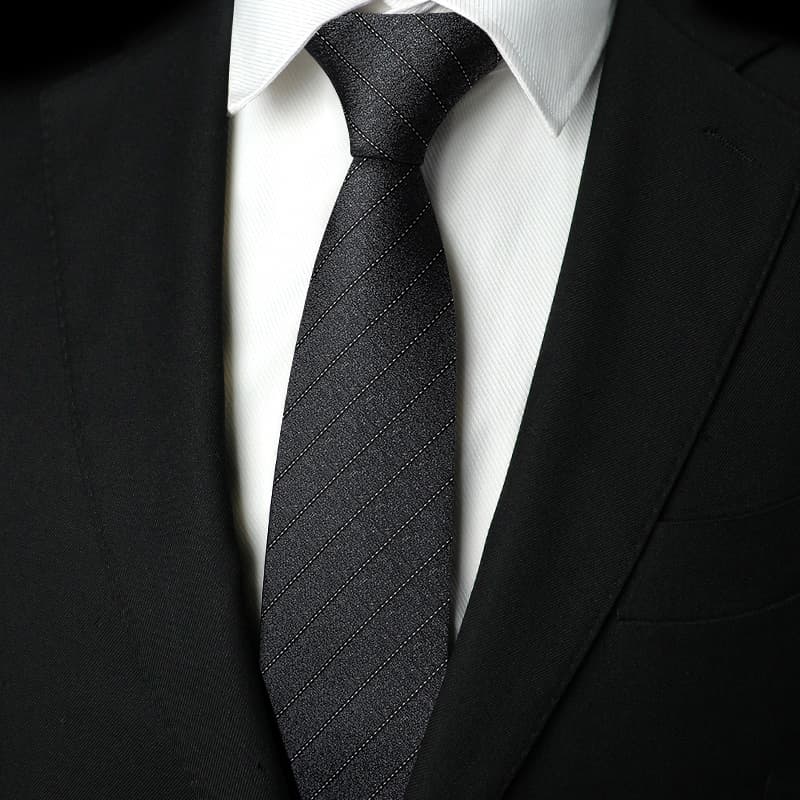 ネクタイ 紳士の風格 洗練シルエット