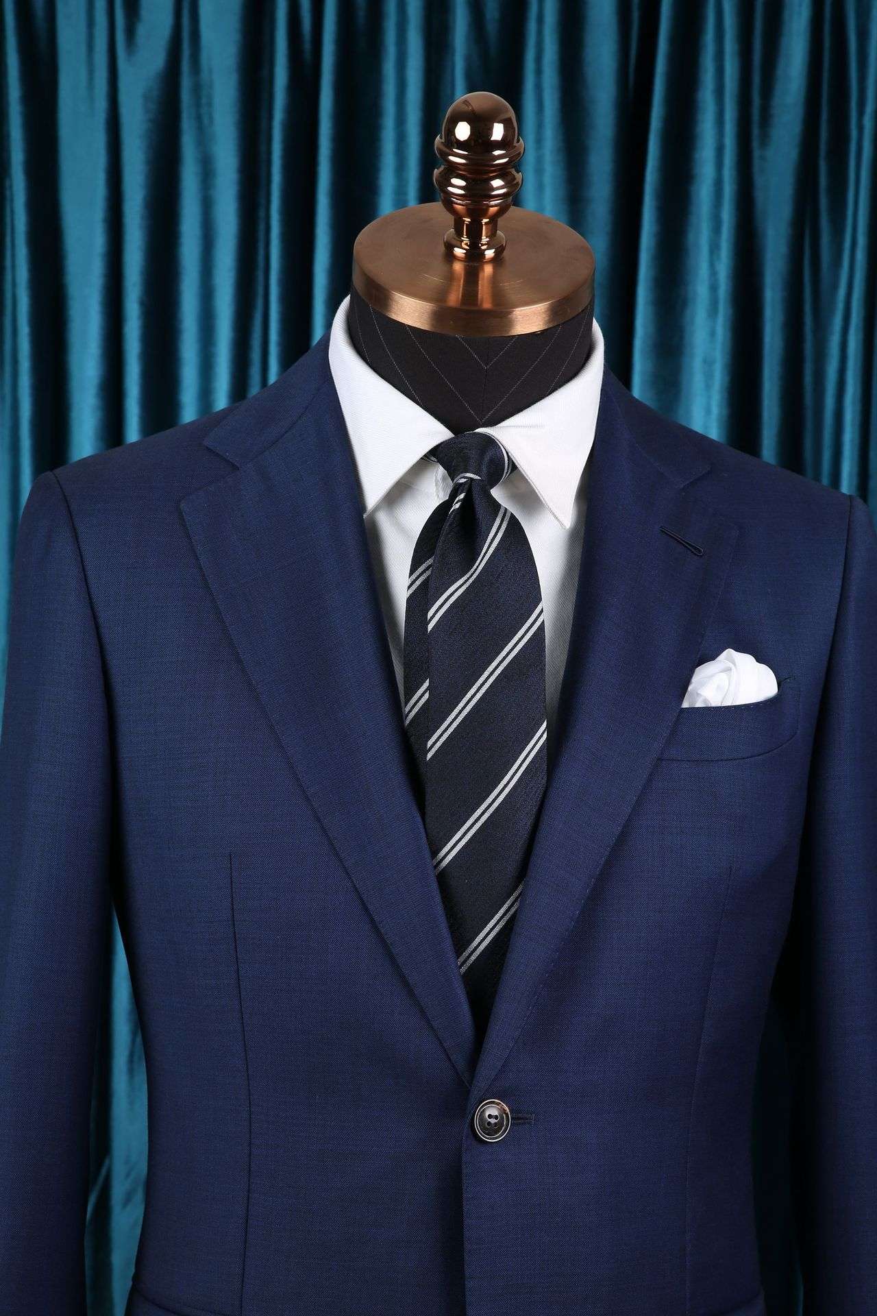  上品な斜めストライプ柄ネクタイ