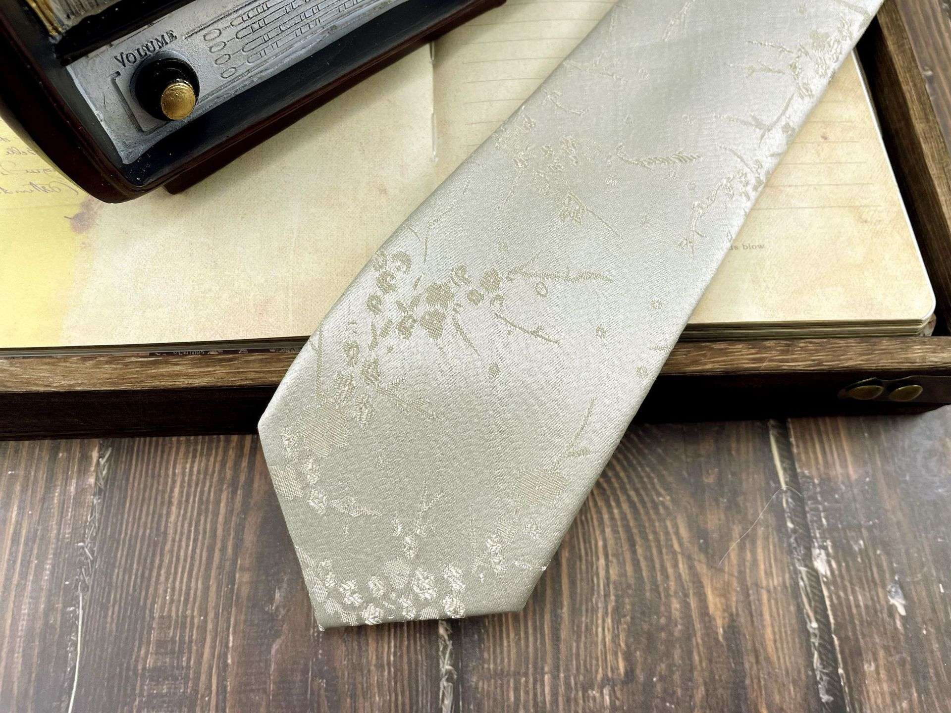  煌めく花柄デザイン シルク混紡ネクタイ