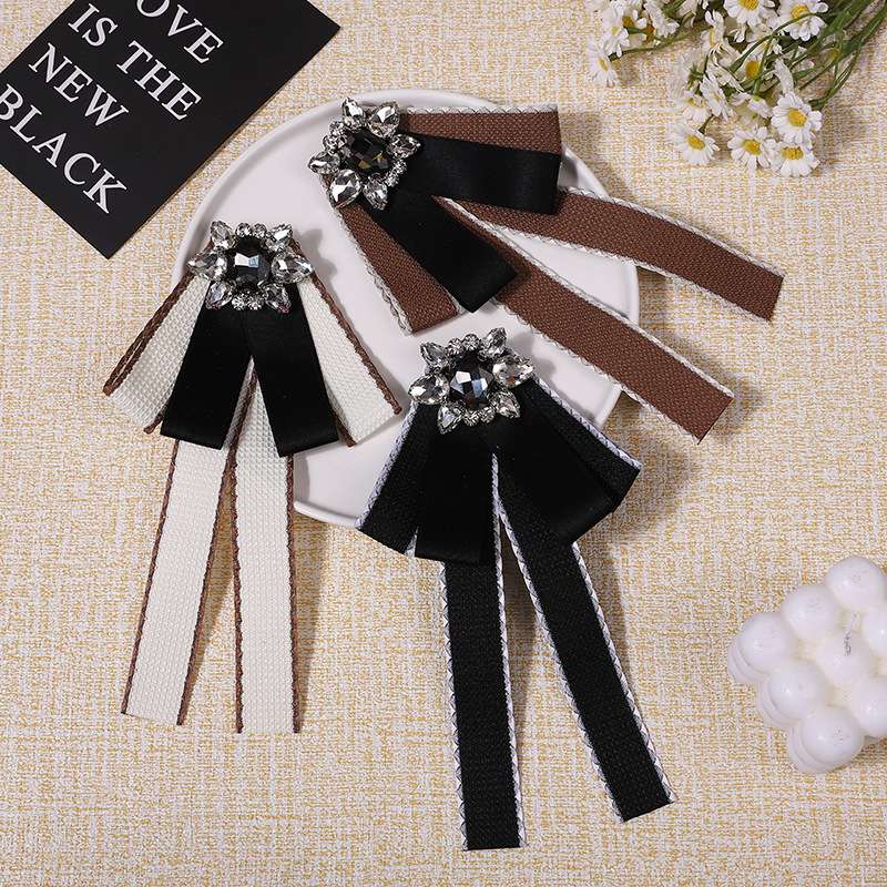 ネクタイ  煌めき宝石リボンブローチ