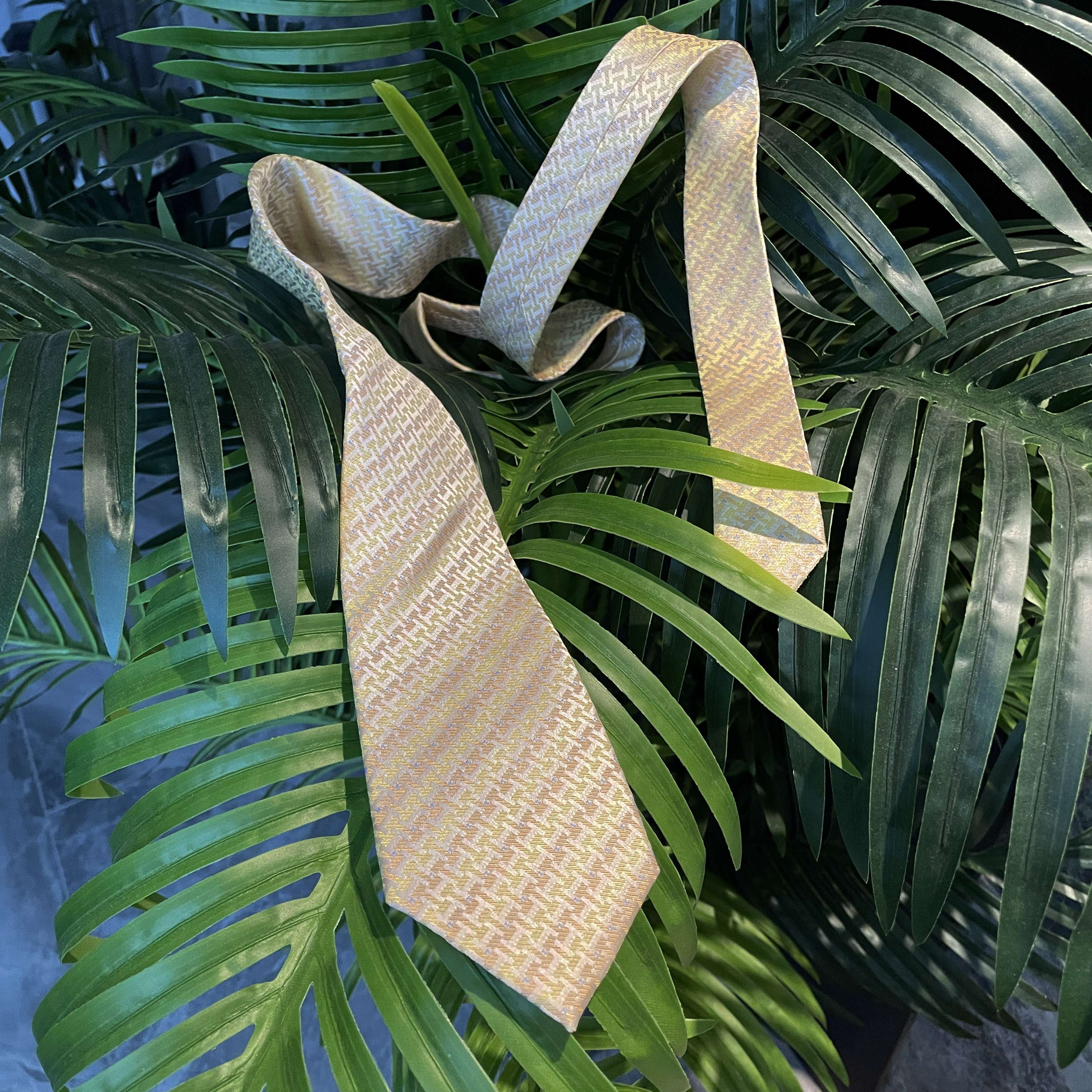  洗練された幾何学模様の婚礼用ネクタイ