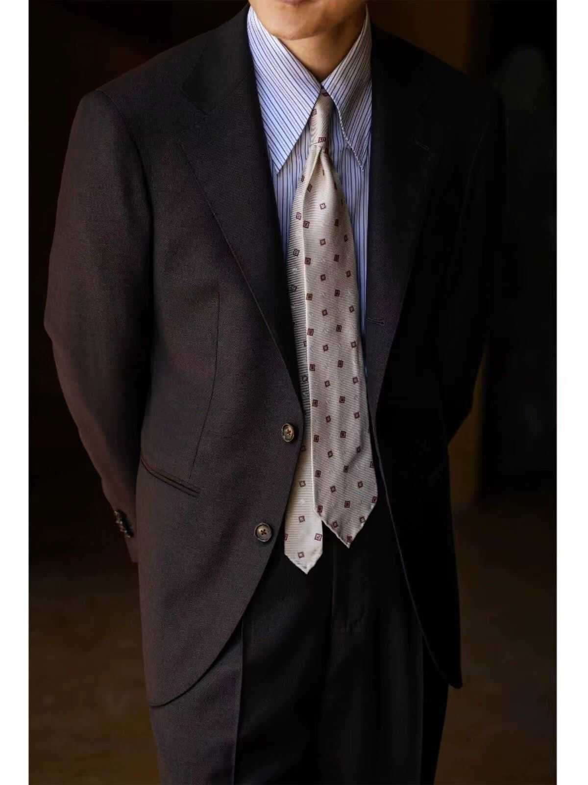  上品な小紋柄シルク製ネクタイ