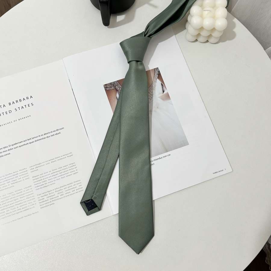  洗練シルエットの結婚式用ネクタイ