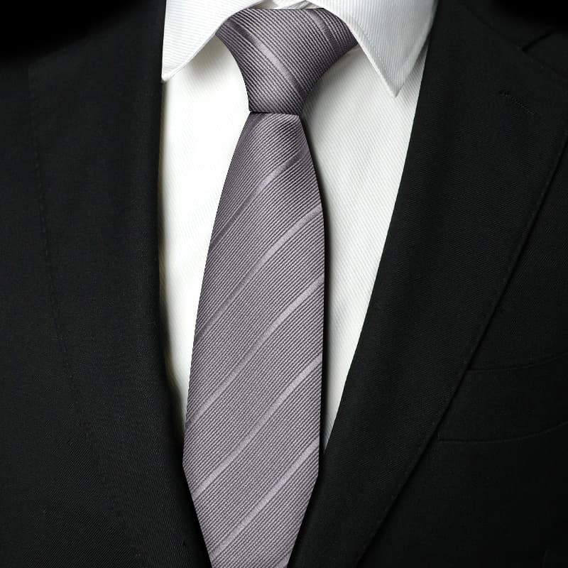 ネクタイ 紳士の風格 洗練シルエット