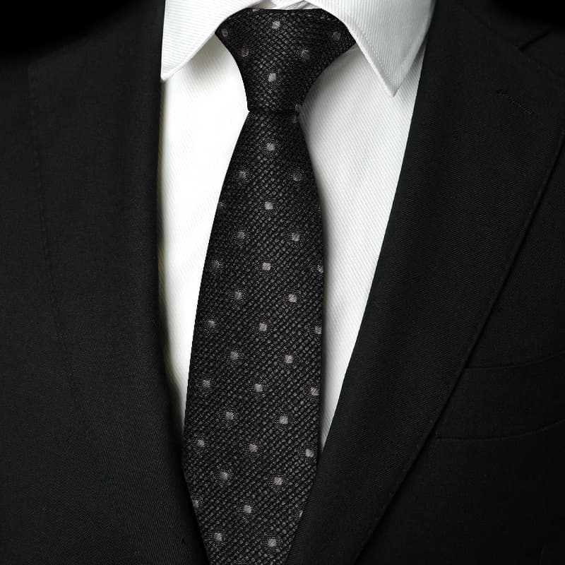 ネクタイ 紳士の風格 洗練シルエット