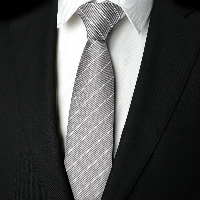 ネクタイ 紳士の風格 洗練シルエット