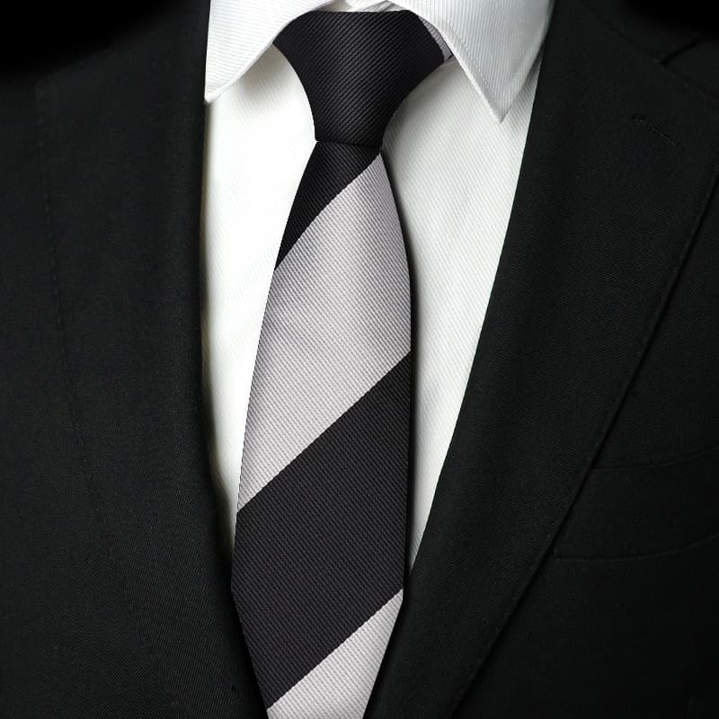 ネクタイ 紳士の風格 洗練シルエット