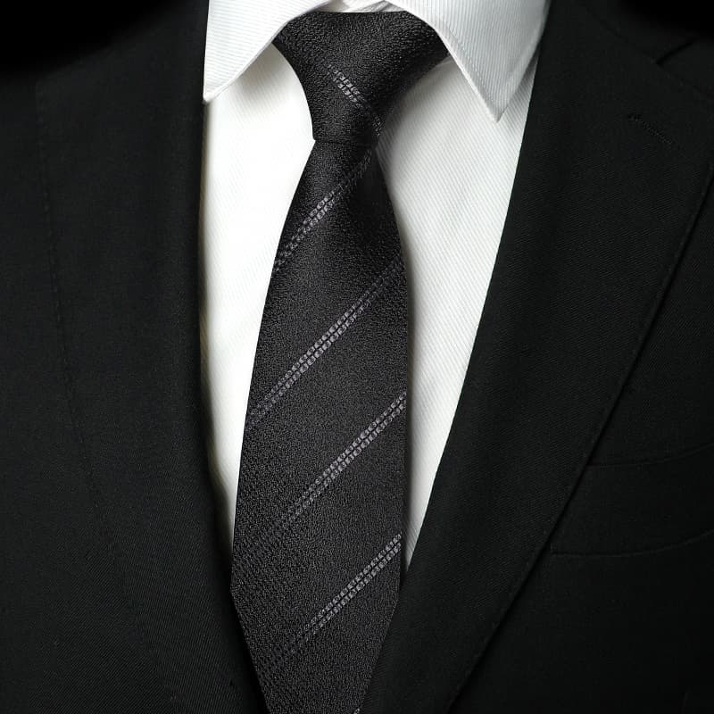 ネクタイ 紳士の風格 洗練シルエット