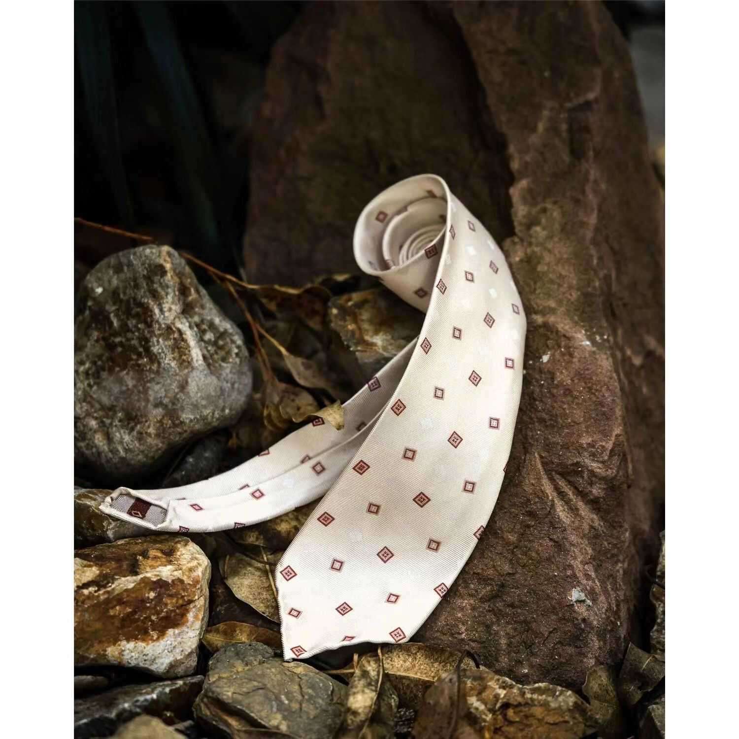  上品な小紋柄シルク製ネクタイ