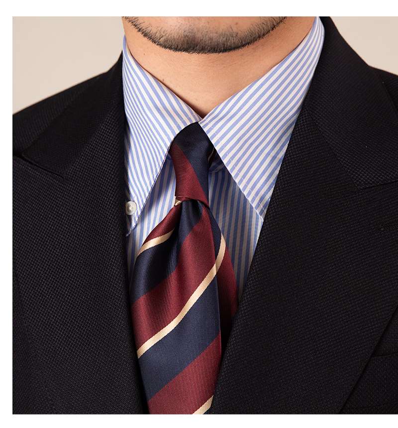 上品なストライプ柄ネクタイ