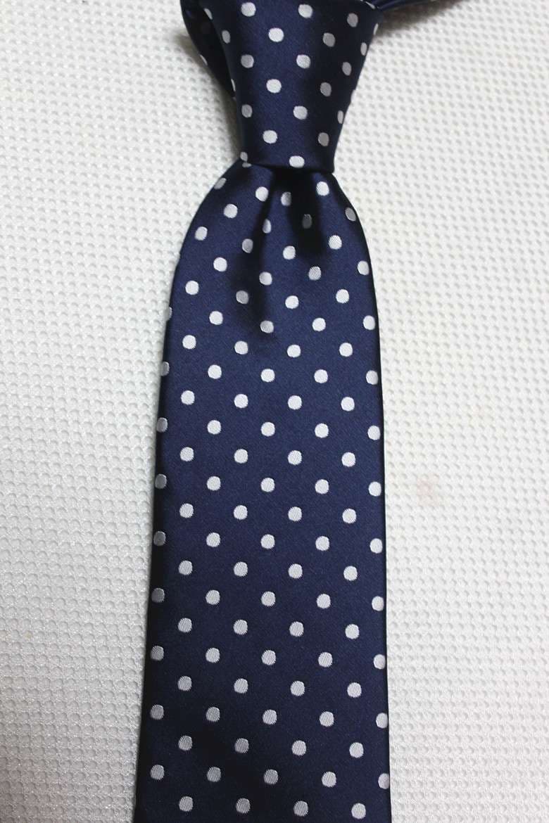  粋な水玉柄シルク製ネクタイ