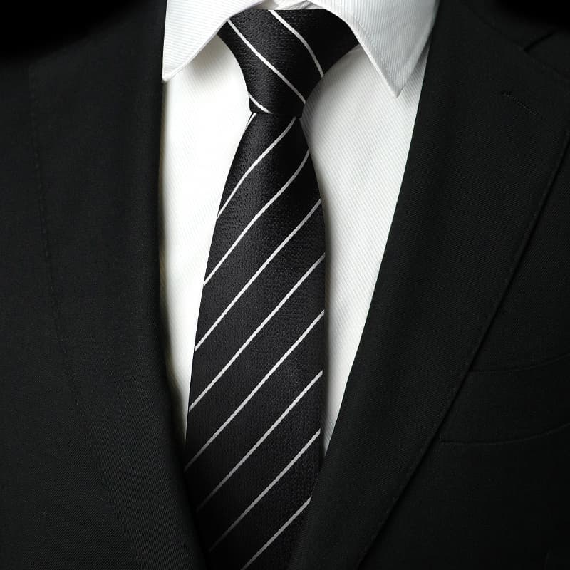ネクタイ 紳士の風格 洗練シルエット
