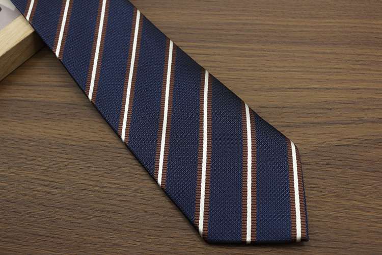 就活用ストライプ柄シルクネクタイ