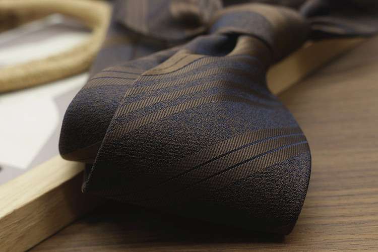 就活用ストライプ柄シルクネクタイ