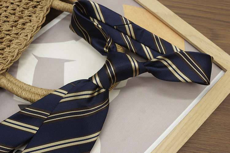 就活用ストライプ柄シルクネクタイ